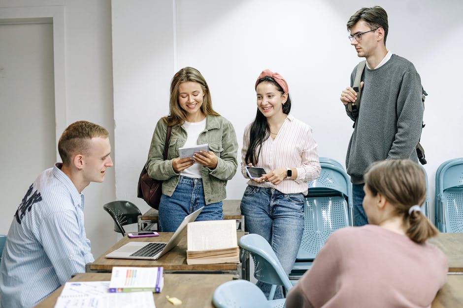 Qualitative Study Design: A Comprehensive Guide 2 A collage of diverse individuals engaging in case study research, representing the different aspects of studying single entities in-depth in their real-world context.
