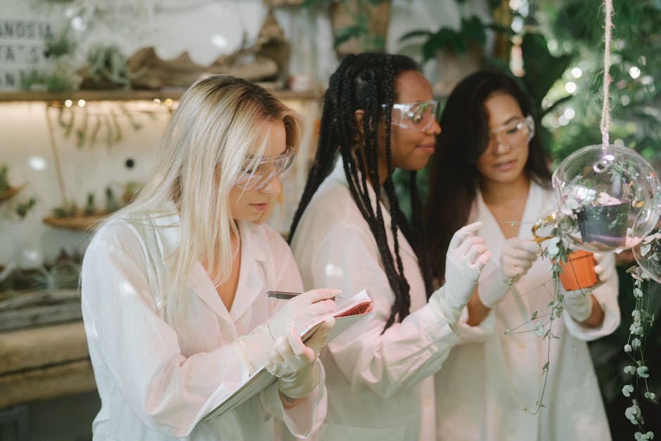 Qualitative Study Design: A Comprehensive Guide 5 Illustration of researchers conducting an ethnographic study, observing and participating in the natural setting of the research subjects' environment.