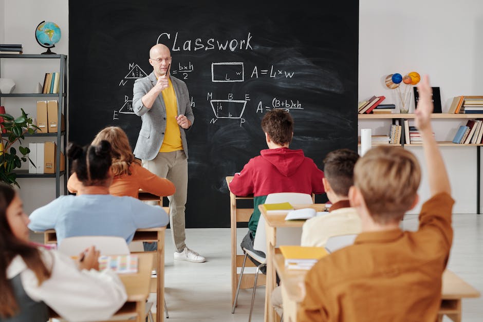 Learning Outcomes 101: A Comprehensive Guide 4 An image showing students working together and achieving learning outcomes.