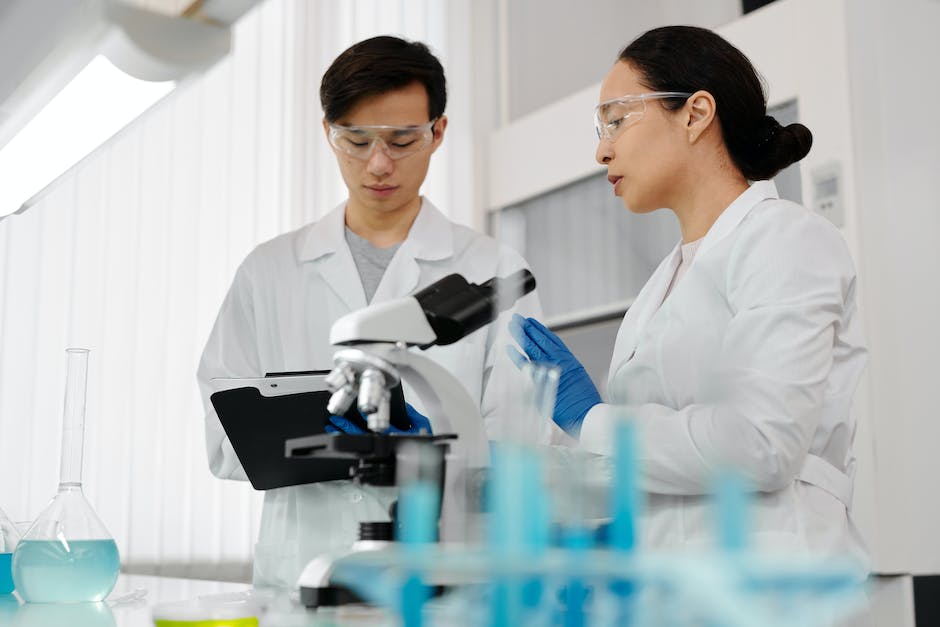 Unveiling the Future: The Potential of Regenerative Medicine 3 A diverse group of doctors and scientists collaborating on regenerative medicine research.