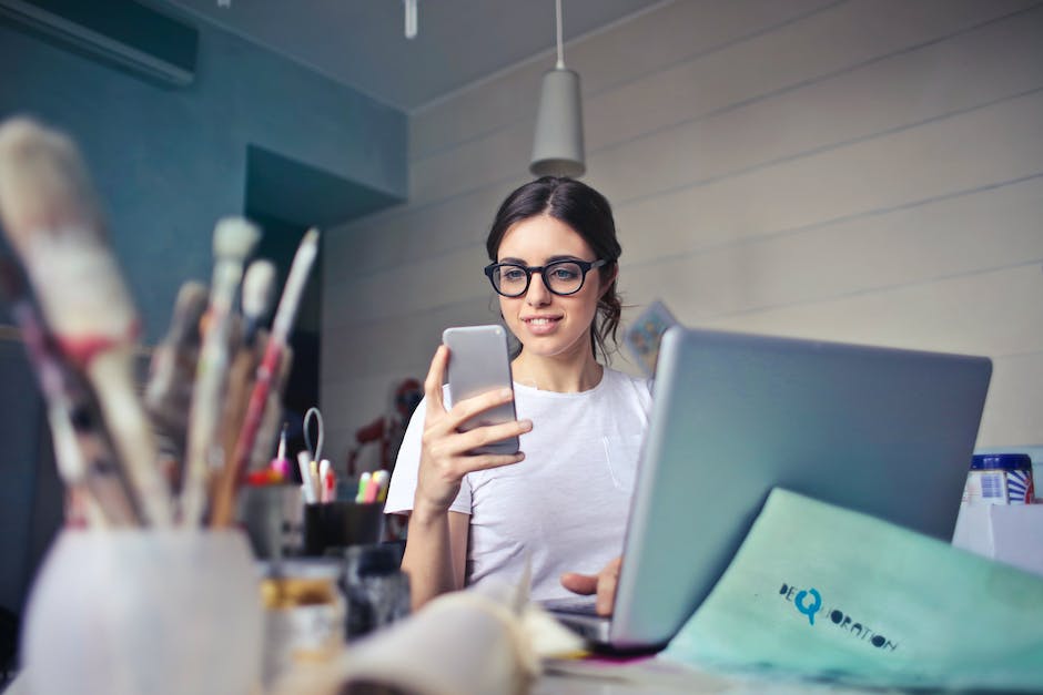 13 Remarkable Effects of Social Media on Mental Health 5 A person setting limits on social media usage using a smartphone