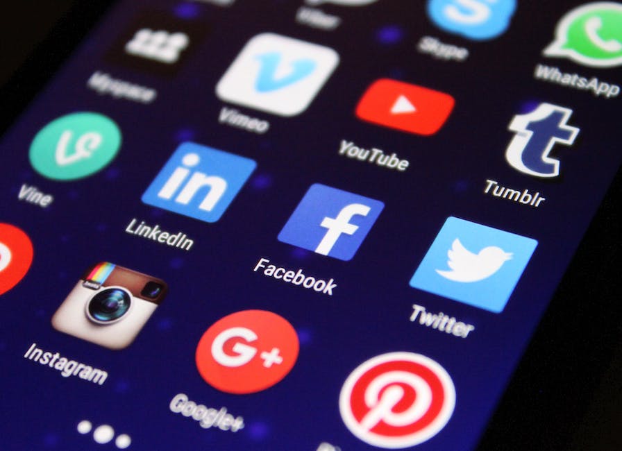 13 Remarkable Effects of Social Media on Mental Health 4 Illustration depicting the negative impact of social media on mental health